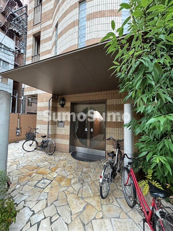 物件外観写真2　(ゆとりのあるエントランスです)