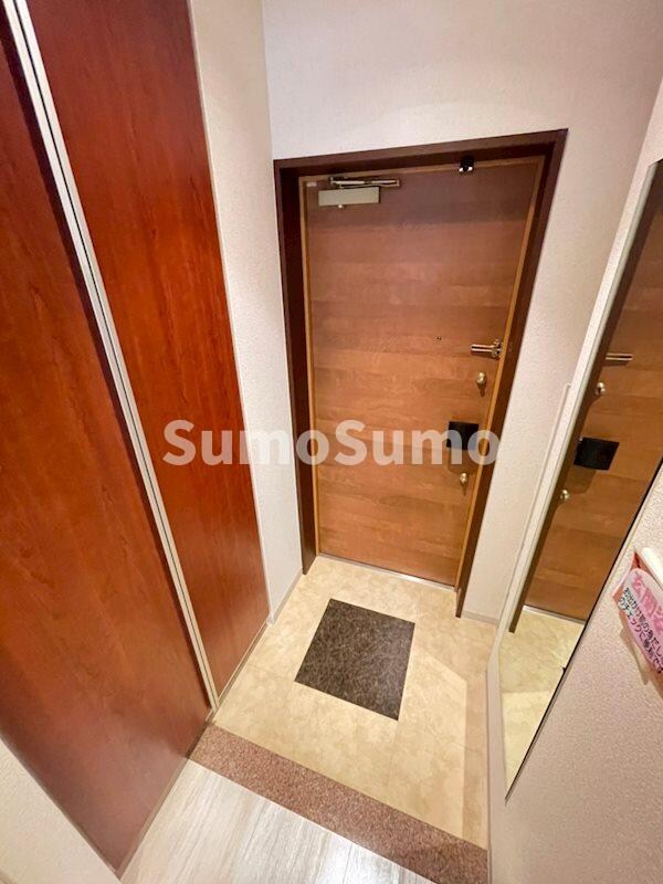 物件内観写真4　(明るい玄関です)