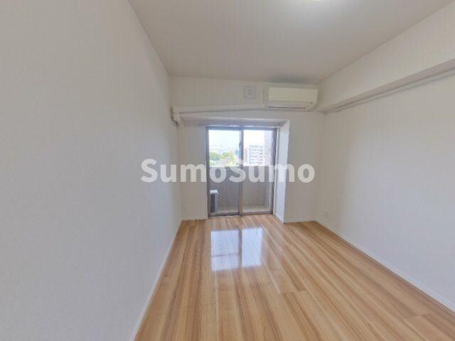 物件内観写真4　(ゆったりとした居間です)