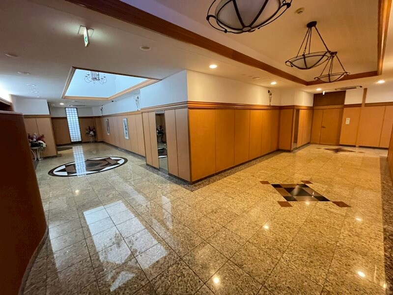 物件外観写真3　(落ち着いたロビーです)