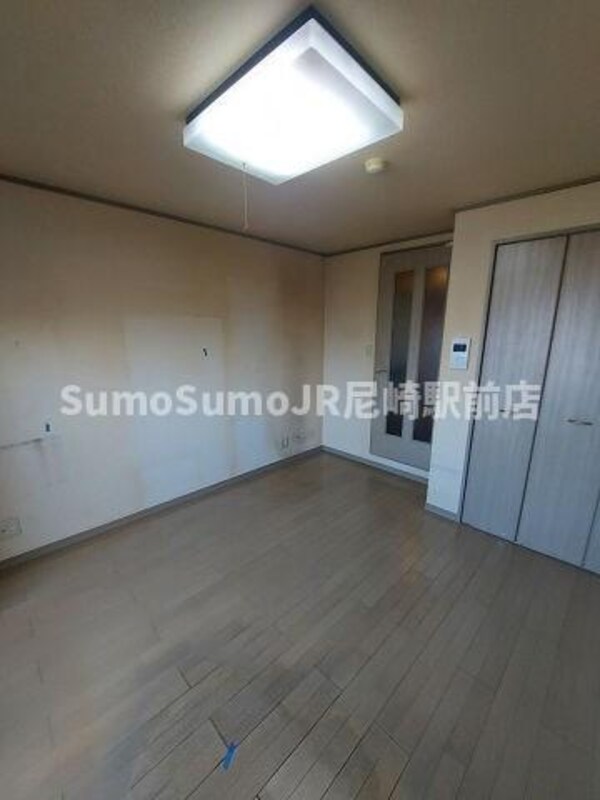 寝室(落ち着いた色調の寝室です)