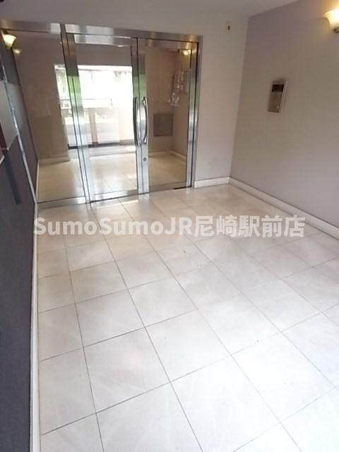 物件内観写真20　(こちらの居間で趣味の時間をお楽しみください)