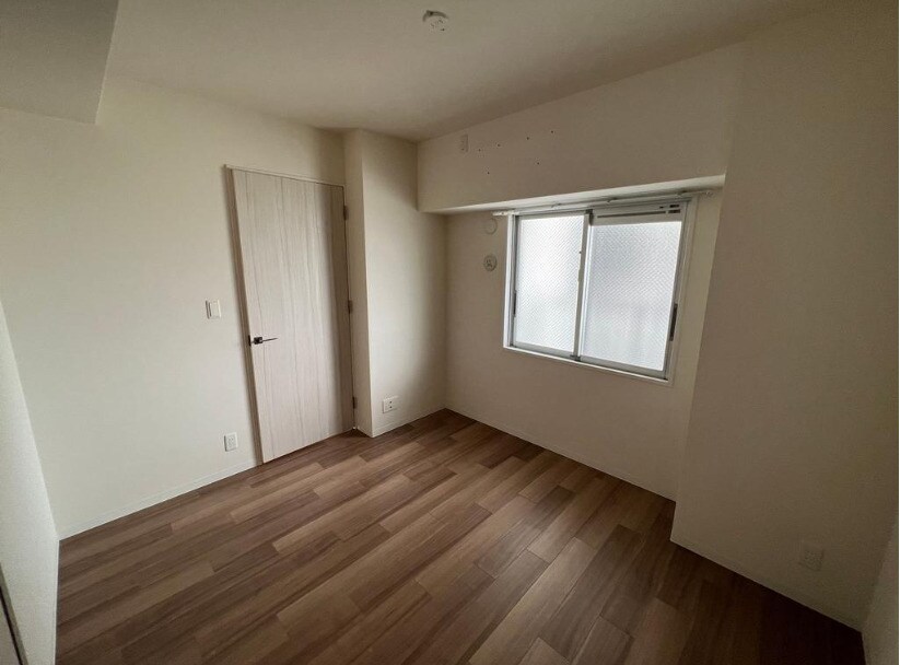 物件内観写真7　(開放的な寝室です)