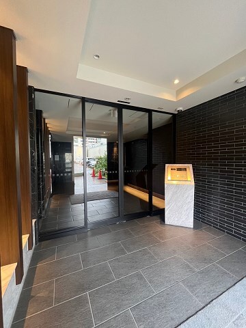 物件外観写真3　(落ち着いたエントランスです)