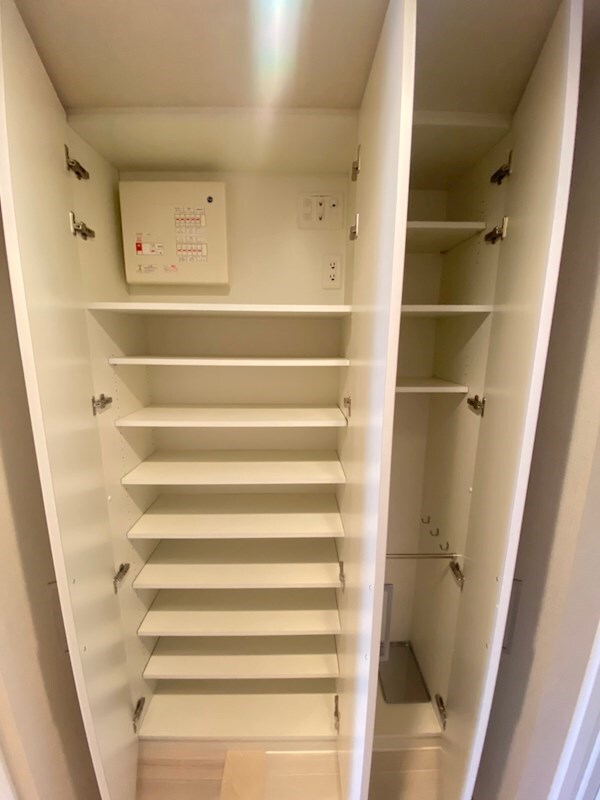 物件内観写真16　(収納豊富です)