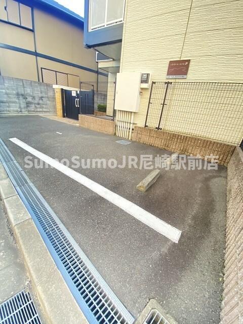 物件外観写真2　(駐車スペースもあります)