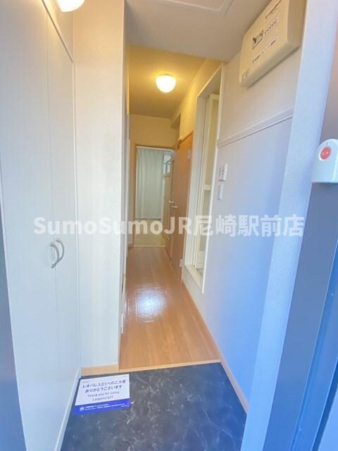 物件内観写真4　(ゆったりとした玄関です)