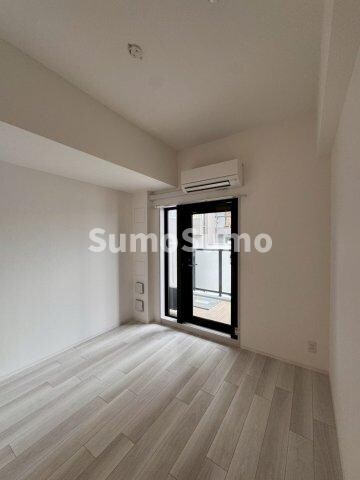 物件内観写真7　(落ち着いた色調の洋室です)