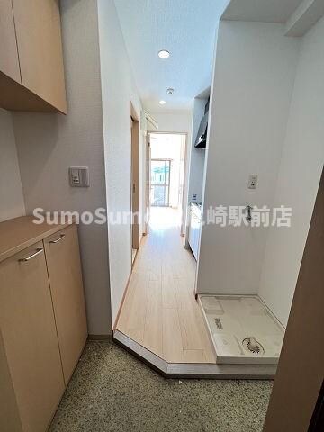 物件内観写真5　(明るい玄関です)