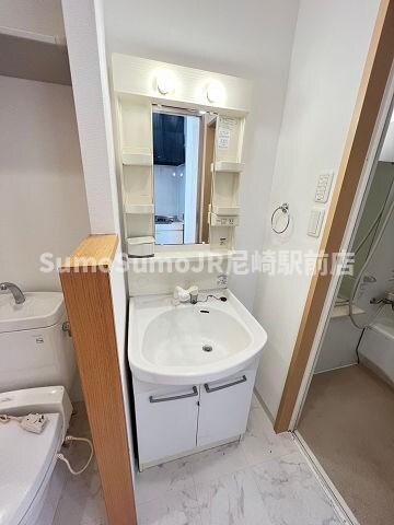 物件内観写真11　(朝の身支度には欠かせない独立洗面化粧台)