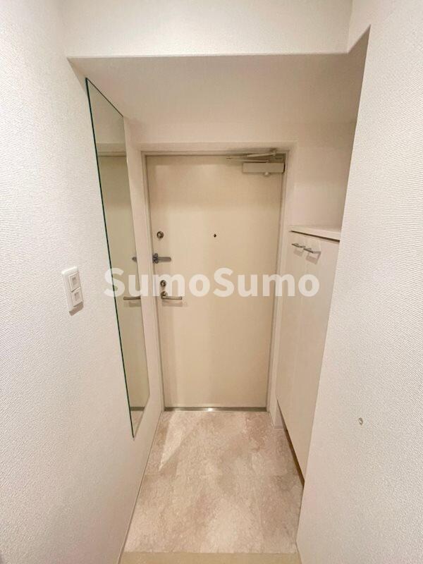 物件内観写真4　(収納もある玄関です)