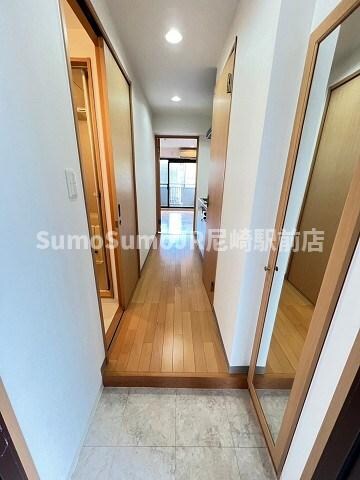 物件内観写真5　(明るい玄関です)