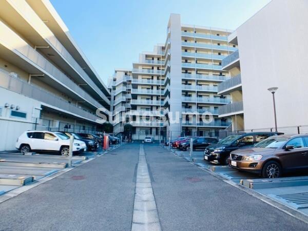 物件外観写真3　(駐車場があるので、車を買う予定の方も安心です)