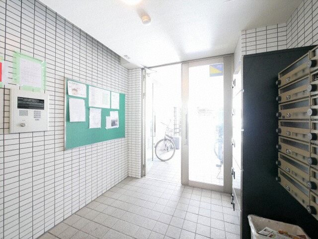 物件外観写真3　(落ち着いたロビーです)