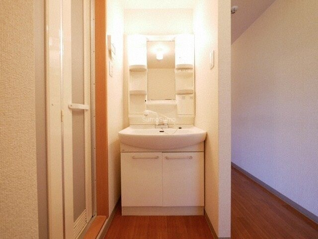 物件内観写真9　(広い洗面スペース)