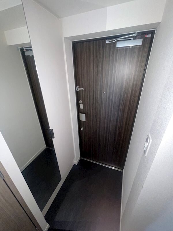 物件内観写真4　(明るい玄関です)