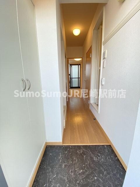 物件内観写真6　(収納もある玄関です)