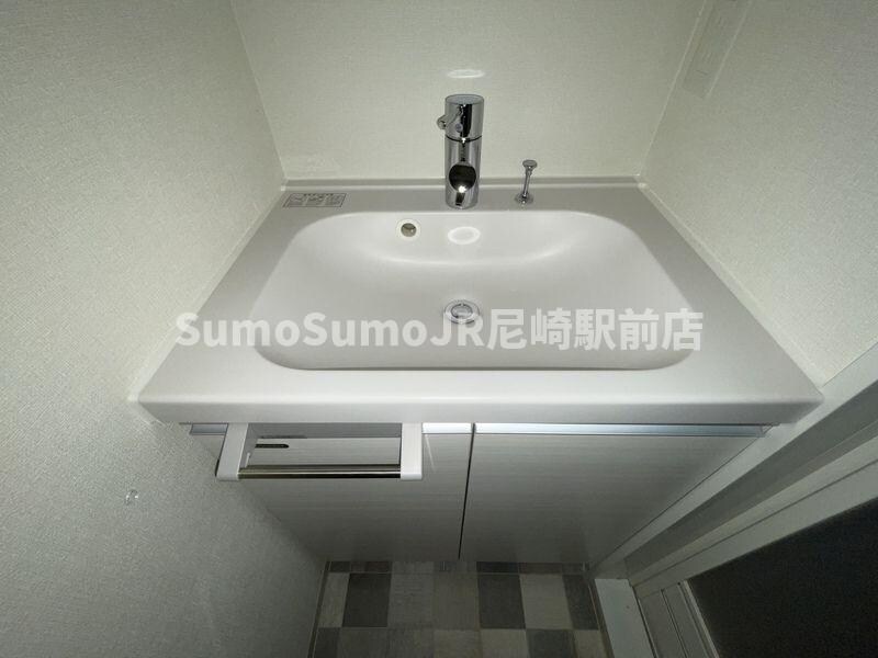 物件内観写真10　(使いやすい独立洗面台です)