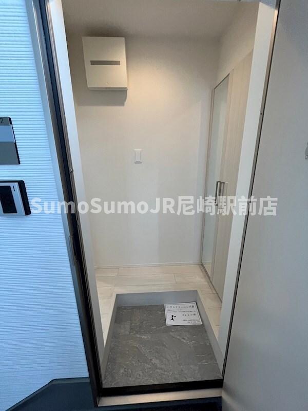 物件内観写真3　(シンプルで使いやすい玄関です)