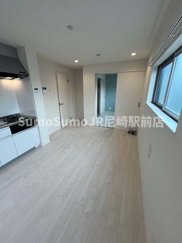 物件内観写真4　(こちらの居間で趣味の時間をお楽しみください)