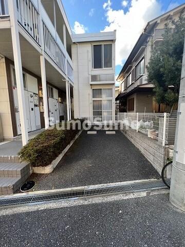 物件外観写真4　(車をお持ちの方に嬉しい駐車場付きの物件です)