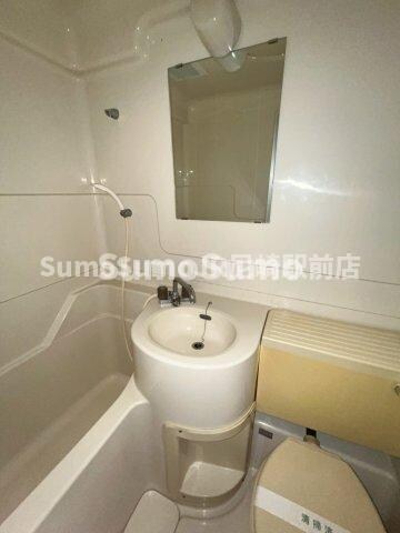 物件内観写真5　(広い洗面スペース)