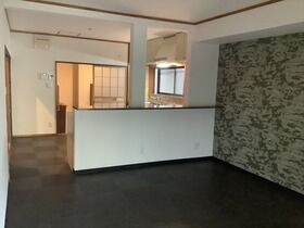 物件内観写真2　(ゆったりとした居間です)