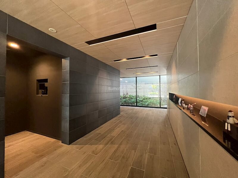 物件外観写真3　(落ち着いたロビーです)