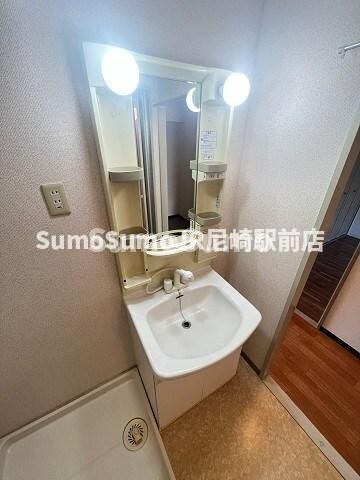 物件内観写真11　(独立洗面台で身支度をすべて済ませてしまいましょう)