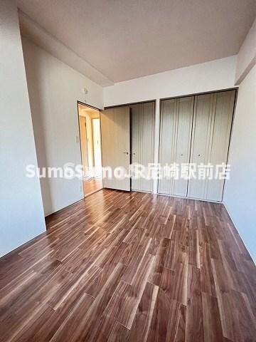 物件内観写真21　(こちらの居間で趣味の時間をお楽しみください)