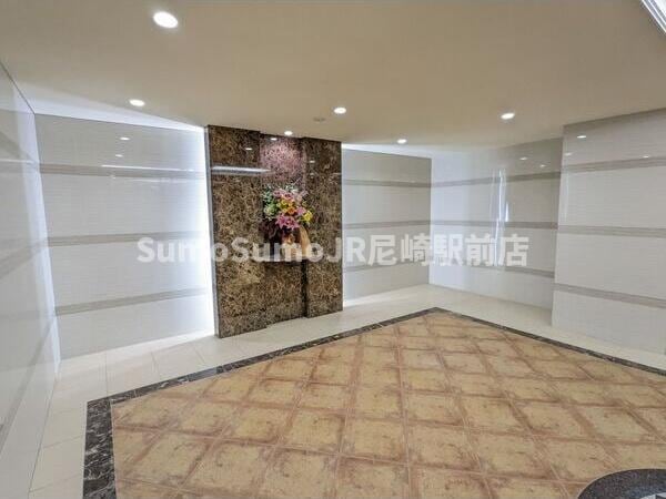 物件外観写真3　(ゆとりのあるロビーです)