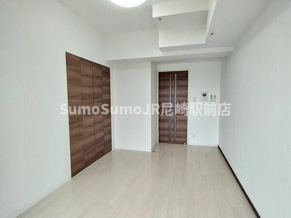 物件内観写真7　(広くて明るい寝室)