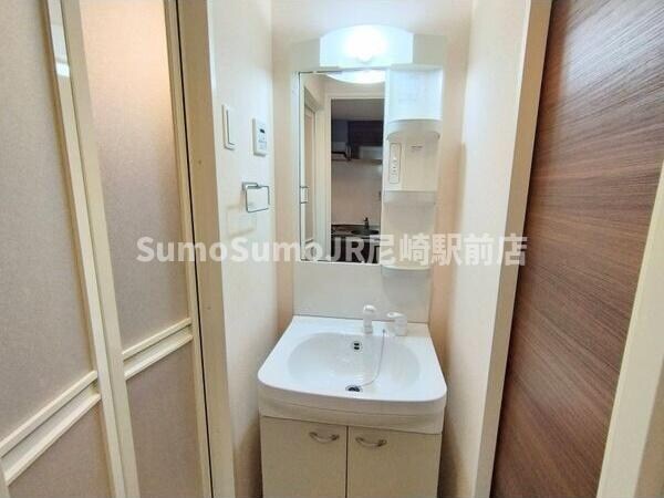 物件内観写真9　(朝の身支度には欠かせない独立洗面化粧台)