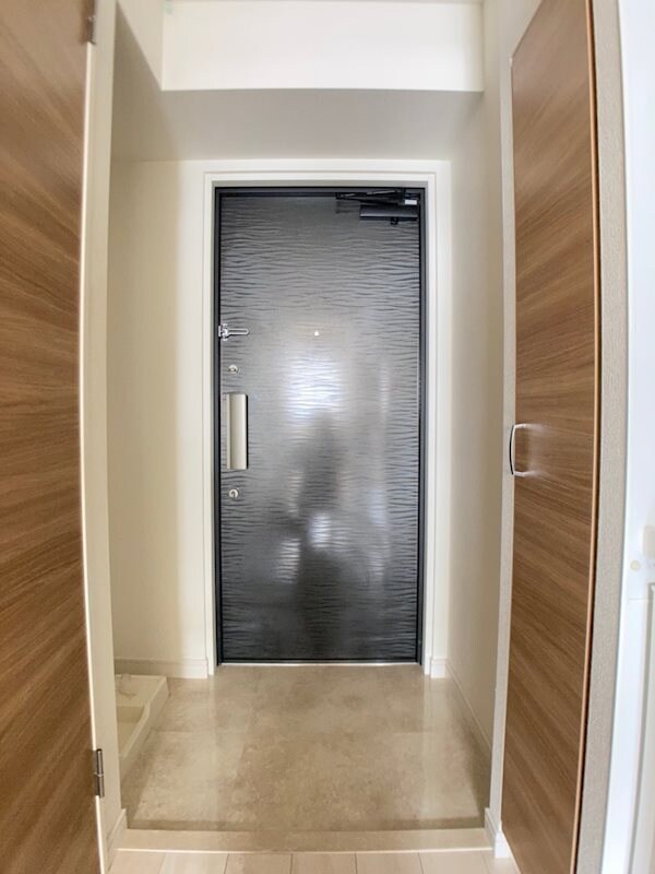 物件内観写真5　(明るい玄関です)