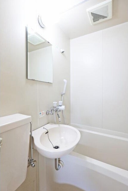 物件内観写真8　(明るい洗面所です)