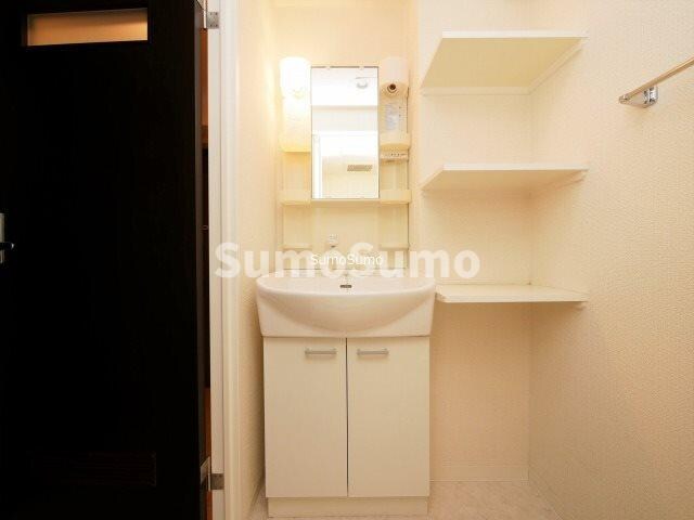 物件内観写真13　(明るい洗面所です)