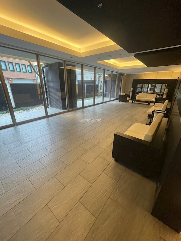 物件外観写真3　(落ち着いたロビーです)