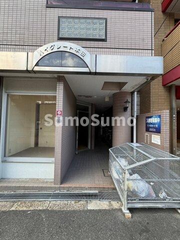 物件外観写真3　(落ち着いたエントランスです)