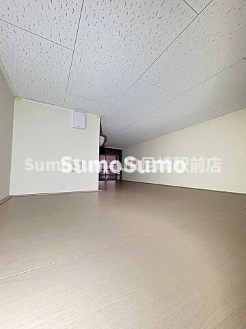 物件内観写真6　(広くて明るい寝室)