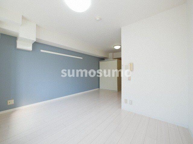 物件内観写真9　(広くて明るい寝室)