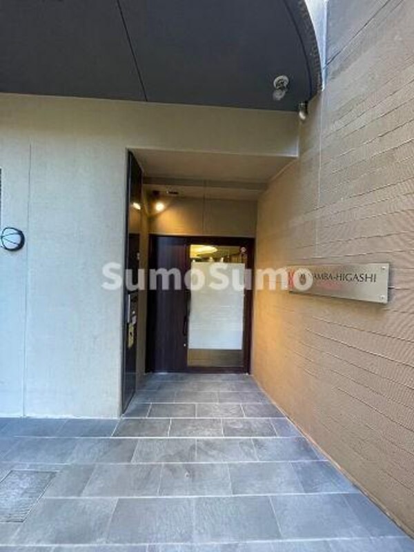 エントランス(外観は落ち着いています)