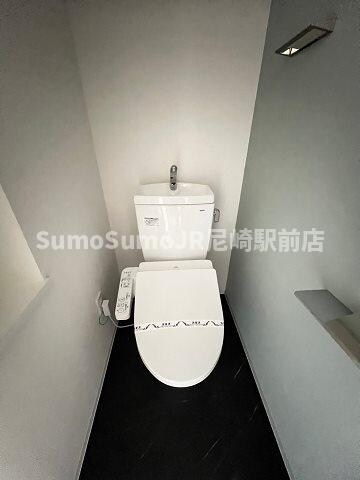 物件内観写真9　(落ち着いた色調のトイレです)