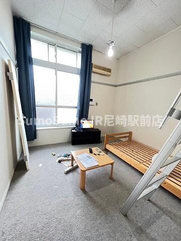 物件内観写真13　(こちらのリビングで趣味の時間をお楽しみください)