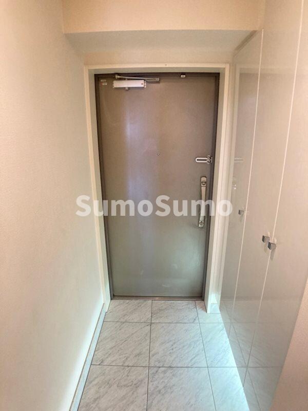 物件内観写真5　(明るい玄関です)