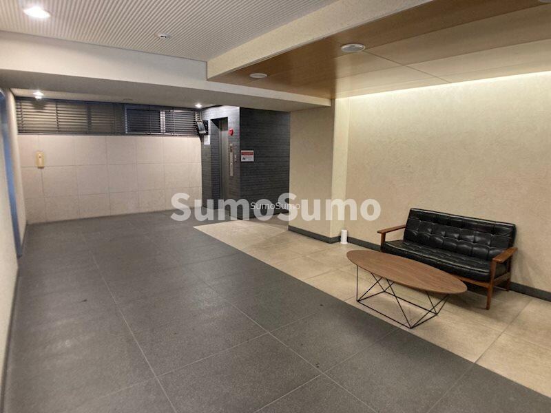 物件外観写真3　(落ち着いたロビーです)