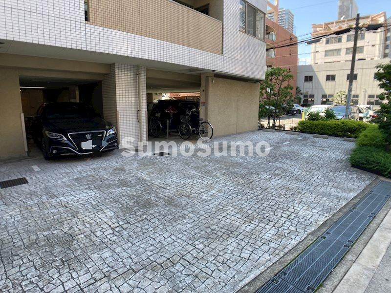 物件外観写真4　(駐車場に車を止められます)