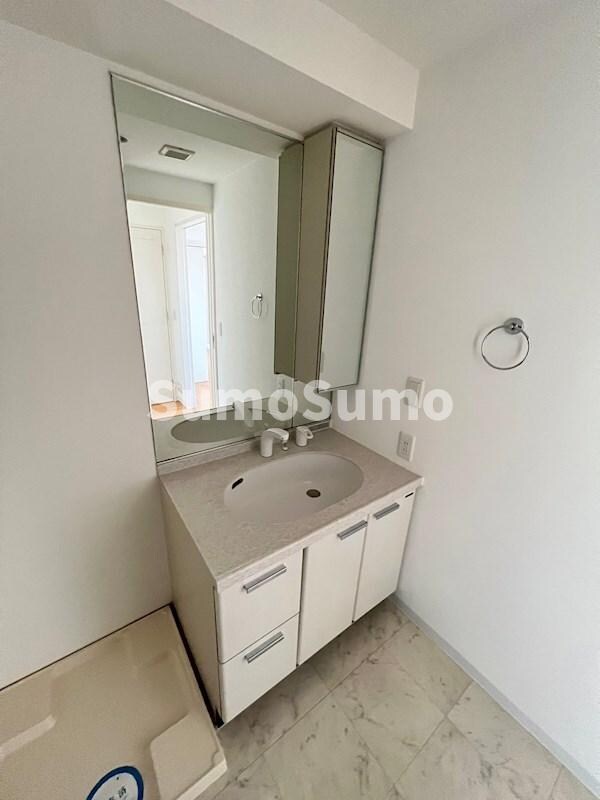 物件内観写真11　(広い洗面スペース)