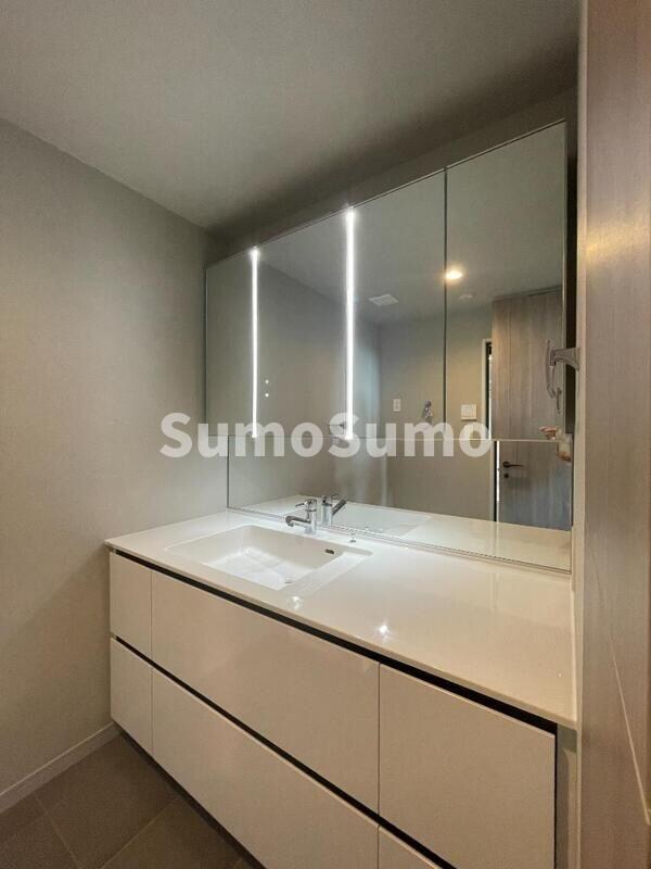 洗面・脱衣所(ゆったりとスペースのある洗面所)