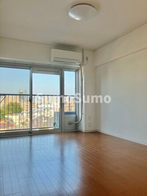 物件内観写真5　(こちらのリビングで趣味の時間をお楽しみください)