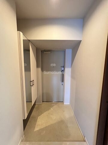 物件内観写真5　(収納もある玄関です)